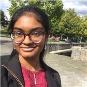 Etudiante bilingue qui fait de l'aide aux devoirs niveau primaire dans une association